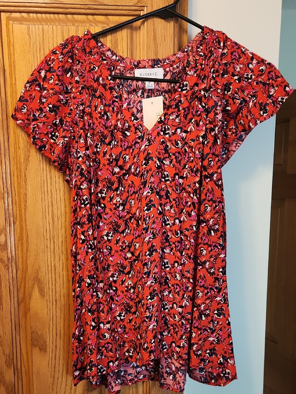 Evereve Red Floral Short-Sleeve V-Neck Blouse - Picture 2 of 7